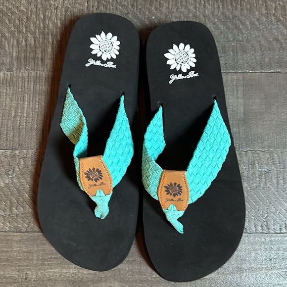 Yellow box flip-flops, turquoise size 7 1/2 - Picture 2 of 3